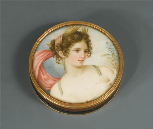 Lot 151 - A late 18th century unmarked yellow metal mounted tortoiseshell boite a portrait