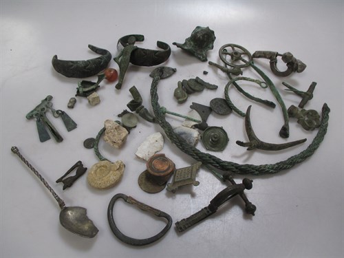 Lot 319 - A quantity of Roman and Greek bronze items to...