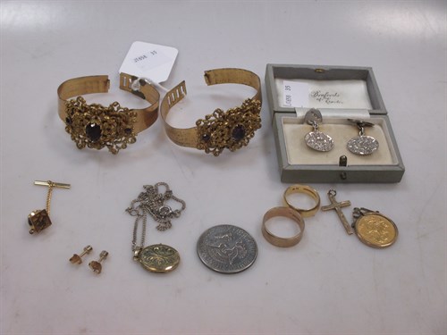 Lot 376 - A collection of gold etc jewellery to include...
