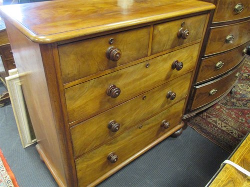 Lot 548 - A Victorian mahogany chest of drawers, 104cm