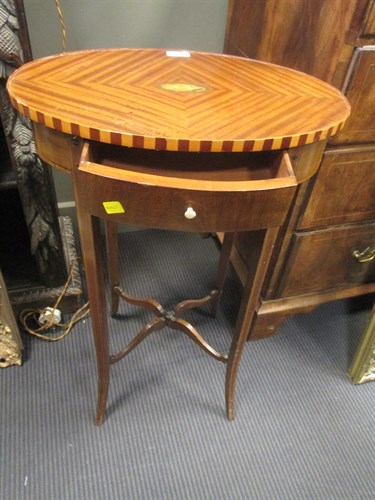 Lot 606 - An Edwardian mahogany occasional table with...