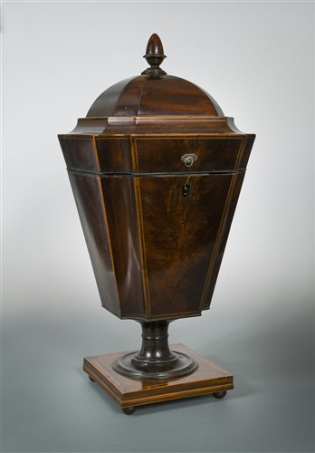 Lot 351 - An early 19th century mahogany cutlery urn