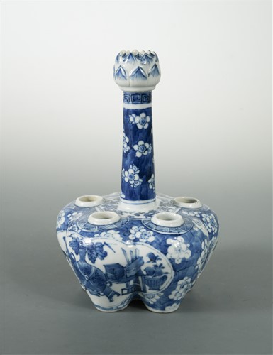 Lot 32 - A Chinese blue and white export porcelain quintal vase/bulb pot, Qing Dynasty, late 19th century