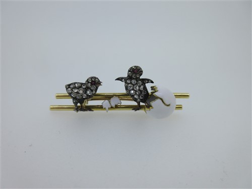 Lot 278 - A vintage diamond and enamel hatching chicks brooch
