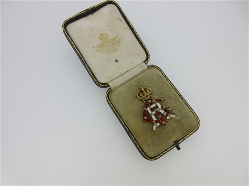 Lot 122 - A diamond and enamel Edward VII monogram brooch