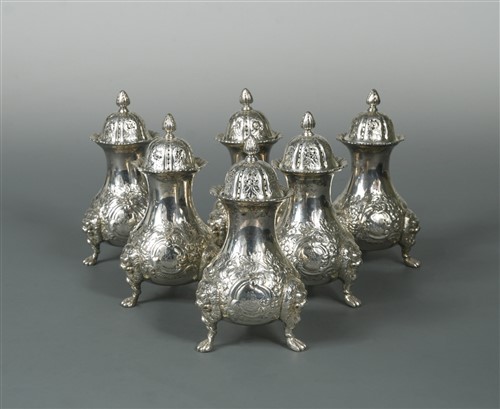 Lot 673 - A set of 6 George V silver casters