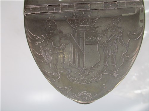 Lot 201 - Two shell topped snuff boxes
