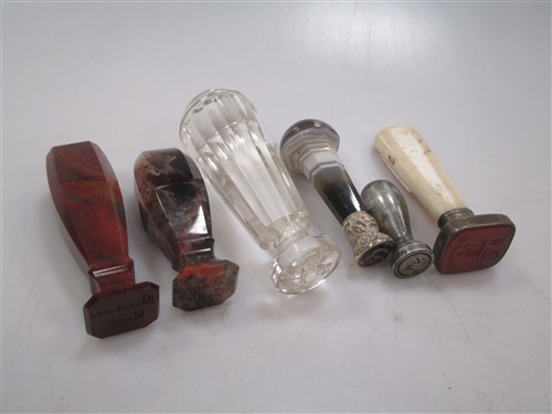 Lot 200 - A set of 6 desk seals