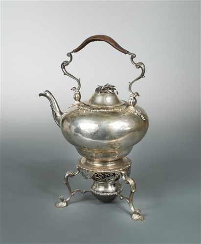 Lot 561 - A George II silver tea kettle and stand