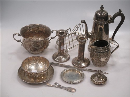 Lot 234 - A collection of silverware