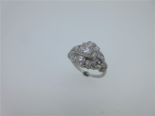 Lot 230 - A mid 20th century diamond cluster ring