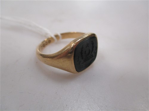 Lot 208 - An 18ct gold signet ring