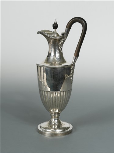 Lot 652 - An Edward VII silver wine ewer