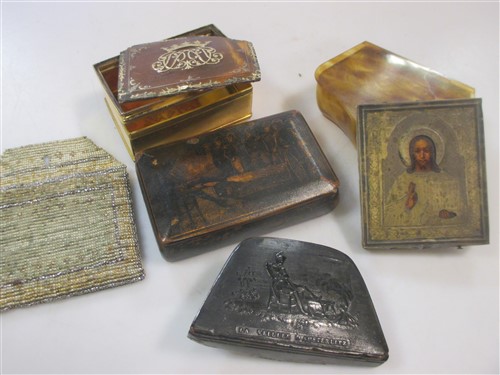 Lot 120 - An early 18th century pressed horn snuff box