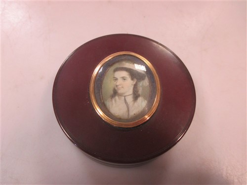 Lot 117 - A late 18th century tortoiseshell snuff box
