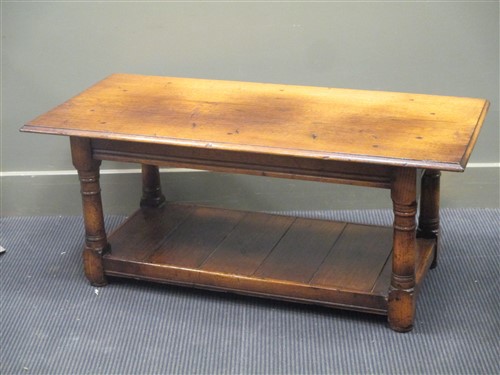 Lot 393 - An oak coffee table 45 x 106 x 51cm