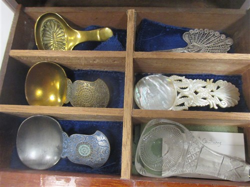 Lot 254 - A collection of caddy 19 spoons