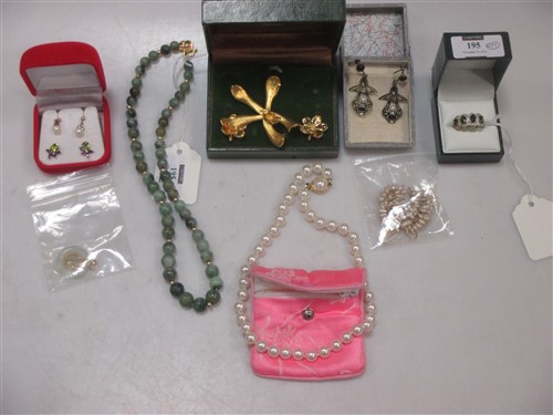 Lot 195 - A collection of jewellery including
