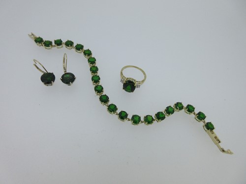Lot 146 - A diopside and diamond ring with matched earpendants and line bracelet