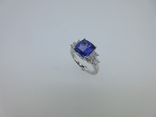 Lot 173 - A tanzanite and diamond ring