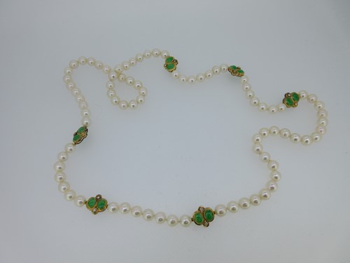 Lot 263 - A cultured pearl, jade and diamond necklace