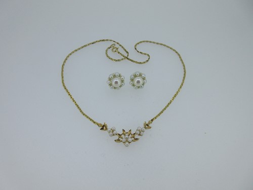 Lot 65 - A gold and cultured pearl necklace with a pair of cultured pearl adaptable cluster earstuds