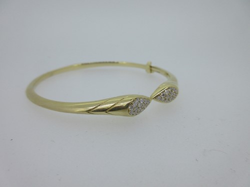 Lot 171 - Kat Florence - An 18ct gold and diamond 'Kiss' hinged bangle