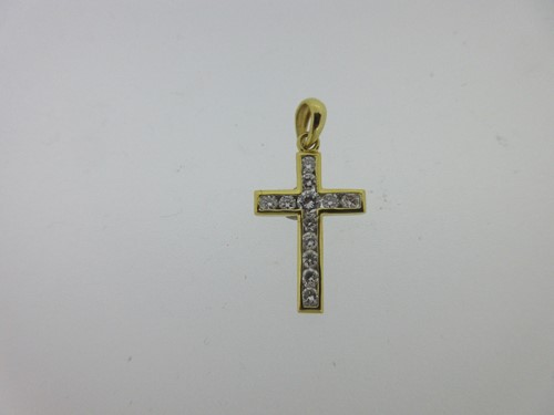 Lot 11 - A diamond set cross pendant