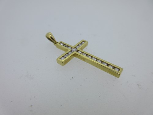 Lot 114 - An 18ct gold and diamond pendant cross