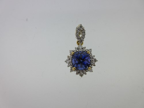 Lot 183 - A tanzanite and diamond cluster pendant set in 18ct gold
