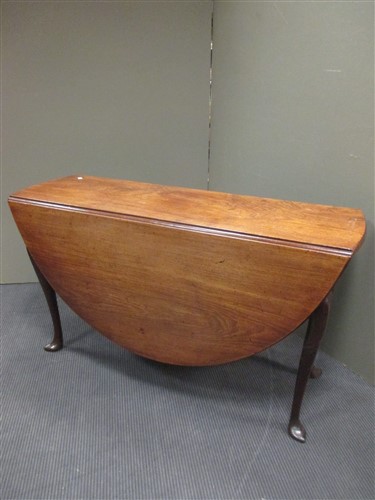 Lot 472 - A George II mahogany oval drop leaf dining...
