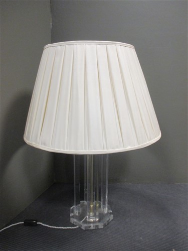 Lot 154 - A modern Lucite table lamp