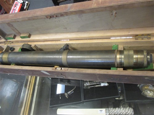 Lot 142 - An American made oak cased war time gunsight