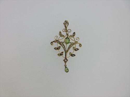 Lot 214 - An Edwardian peridot and seed pearl pendant / brooch
