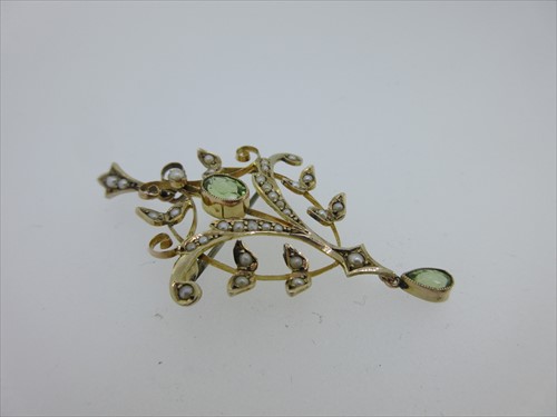 Lot 214 - An Edwardian peridot and seed pearl pendant / brooch