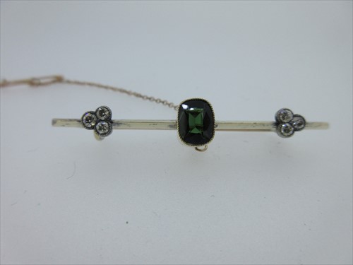 Lot 27 - A green tourmaline and diamond bar brooch