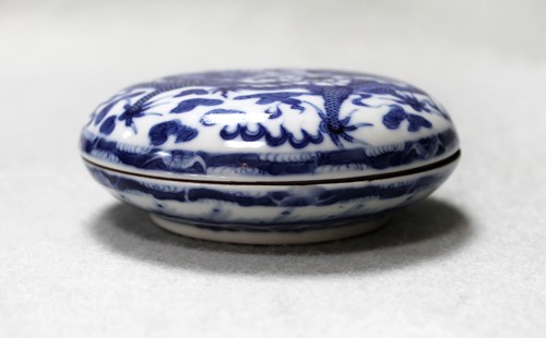 Lot 80 - A Chinese blue and white porcelain circular...