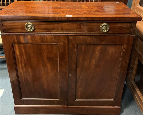 Lot 652 - A Regency mahogany two-door chiffonier, 89 x...