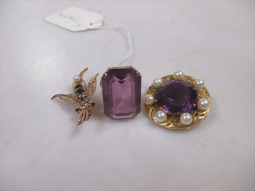 Lot 214 - A 9ct gold garnet and pearl brooch