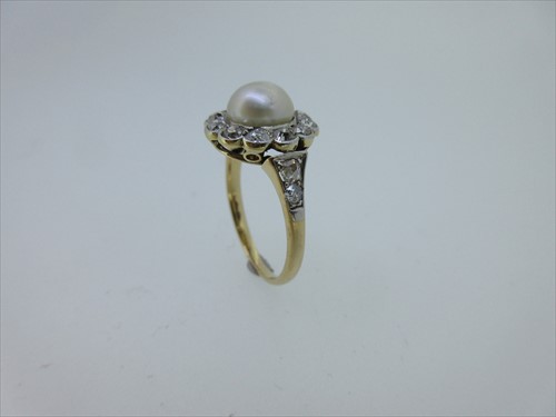 Lot 104 - A cultured pearl and diamond cluster ring