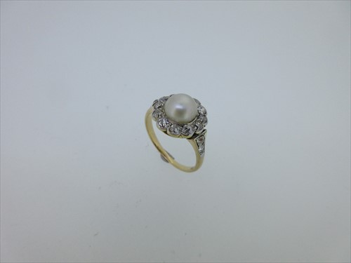 Lot 104 - A cultured pearl and diamond cluster ring