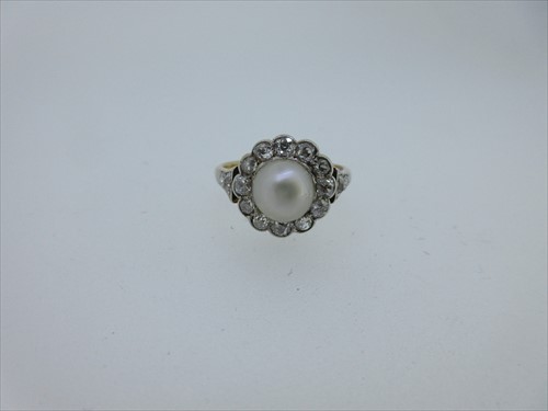Lot 104 - A cultured pearl and diamond cluster ring