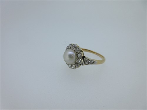 Lot 104 - A cultured pearl and diamond cluster ring