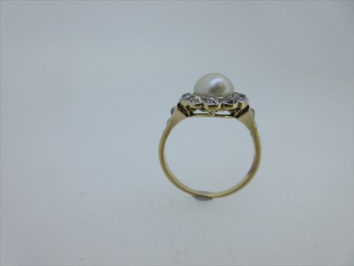 Lot 104 - A cultured pearl and diamond cluster ring