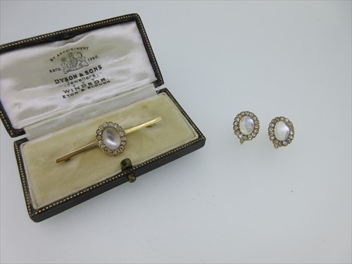 Lot 215 - A moonstone and diamond suite of earrings & brooch
