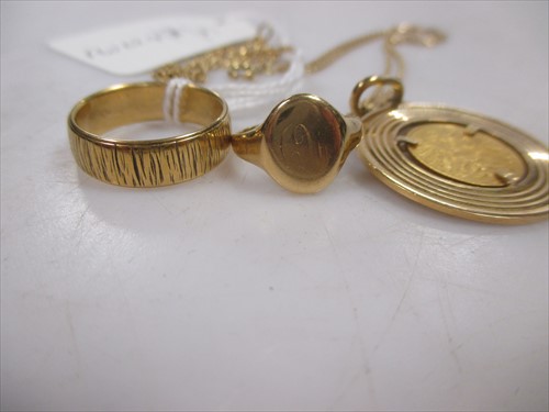 Lot 218 - An 18ct gold wedding ring