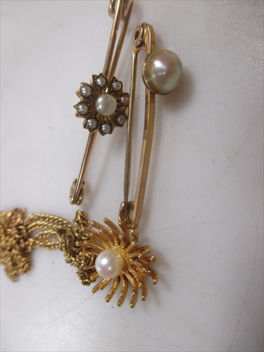 Lot 212 - A 9ct gold pearl set pendant