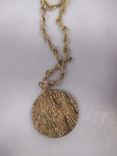 Lot 208 - A 9ct gold bark finished circular pendant