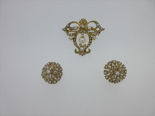 Lot 71 - An Edwardian style cultured pearl and seed pearl brooch / pendant and a pair of matched earstuds
