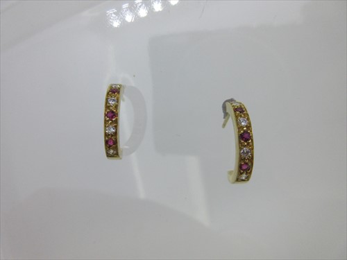 Lot 130 - A pair of 18ct gold diamond and ruby earstuds